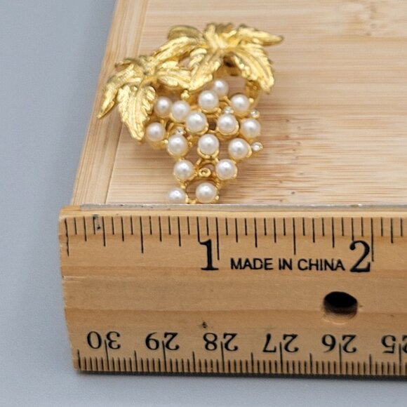 Gold Tone Grape Leaf Cluster Brooch Imitation Pearls Vintage Jewelry 2 Inch Pin - Picture 7 of 7